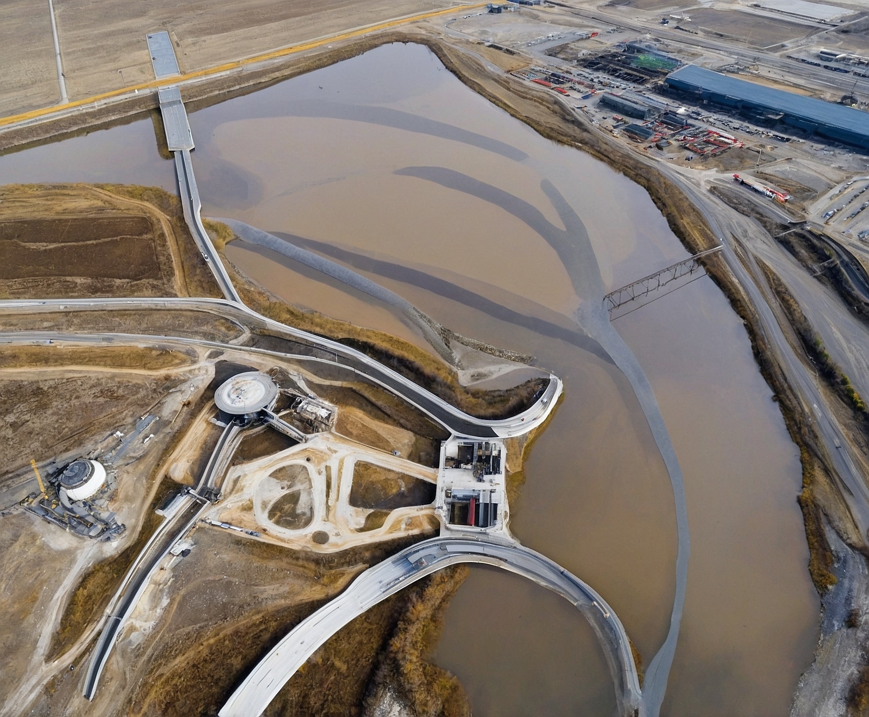 Vista aérea de inspección de infraestructura con drone